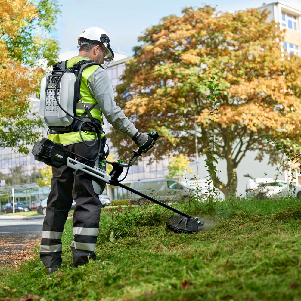 
                  
                    RÜCKENTRAGBARER AKKU FÜR PROFIS
                  
                